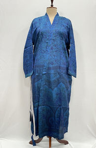 Robe de chambre kimono en soie faite main indienne, style bohème chic, vêtement de détente pour femme, manches longues, robe de mariée, logo sur le devant, douce - Product Image 2