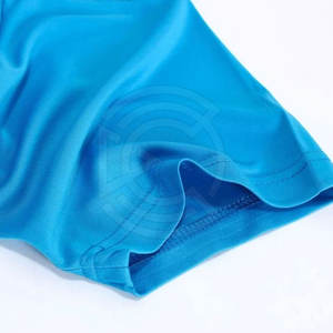 Ensemble d'uniformes de football personnalisés avec numéros, noms et logos imprimés, fabriqués en tissu polyester de haute qualité pour une performance optimale - Product Image 3