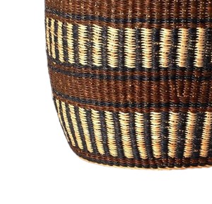 Cesta de Almacenamiento Tejida con Fibra Natural, con Elegante Banda Decorativa de Rayas Marrones, Cesto Resistente de Seagrass para Decoración de Sala de Estar - Product Image 4