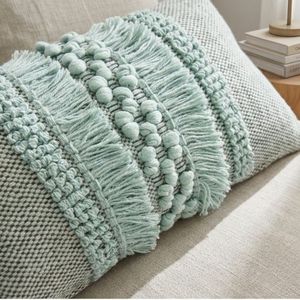 Coussin décoratif rectangulaire bohème rayé en textile tissé avec pompons et franges vert menthe - Product Image 6