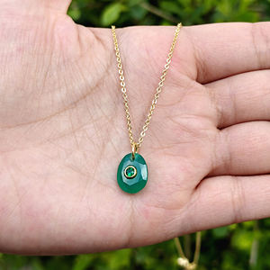 Collier statement léger plaqué or avec pendentif en onyx vert en forme d'œuf et pierres CZ émeraude, pour homme et femme. - Product Image 1