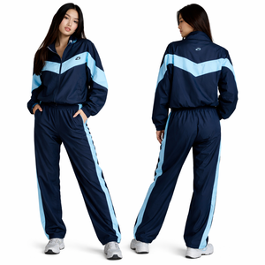 ชุดเซ็ตแจ็คเก็ตและกางเกงวอร์มกันลมสำหรับผู้หญิง OEM แฟชั่น unisex มีกระเป๋า  แบบสั่งทำพิเศษ กันน้ำ น้ำหนักเบา ระบายอากาศได้ดี เหมาะสำหรับกิจกรรมกลางแจ้ง - Product Image 1
