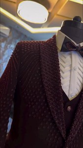 Conjunto de Blazer Bordado Color Borgoña para Hombre con Chaleco y Corbata de Moño – Traje de Diseñador para Bodas y Eventos Formales - Product Image 3