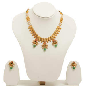 Ensemble de collier plaqué or floral avec perles vertes, accents de pierres rouges et chaînes de perles à trois rangs avec boucles d'oreilles - Product Image 1