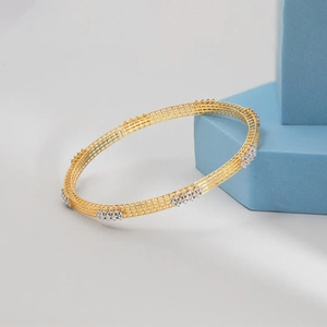 กำไลทองคำลายฉลุสามแถวประดับเพชรแล็บโกรว์รูปดอกไม้ - Product Image 4