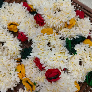 Bracelet de cheveux Gajra léger en tissu indien traditionnel assorti style Jaipur, avec fleurs artificielles, accessoires de mariée pour femmes - Product Image 1