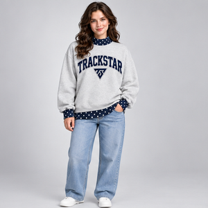 Sudadera de cuello alto gris claro para mujer con ribete de lunares azul oscuro y gráfico universitario, manga larga, estilo casual, personalizada - Product Image 1