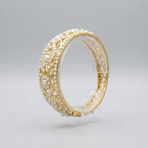 Brazalete de imitación de perlas chapado en rodio para mujer, brazalete de latón con diseño de flores, joyería de boda a la moda - Product Image 1