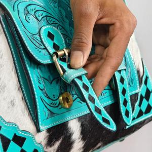 Bolsa de Viaje de Cuero de Lujo con Panel de Piel de Vaca, Diseño a Cuadros, Cierre de Cremallera, Color Verde Azulado, Estilo Casual - Product Image 5