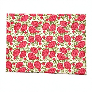 Tissu en voile léger bio imprimé à la main, en coton, pour vêtements, motif floral rouge sur fond blanc, fabriqué en Inde - Product Image 1