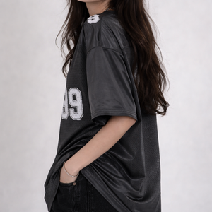 Camiseta deportiva de fútbol americano negra de malla oversize para mujer, cuello en V, estilo urbano, con estampado numérico y panel de PU, OEM, venta al por mayor, suministro a granel - Product Image 4