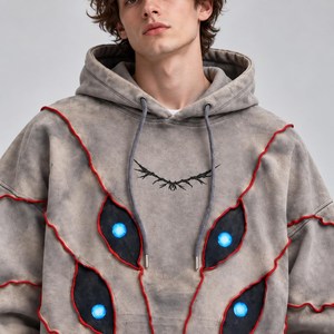 Sudadera con Capucha Unisex de Corte Regular, Lavado Ácido, Color Gris, Estilo Urbano, Costuras Rojas, Estampado de Ojos Brillantes, Bloques de Color, Felpa Francesa, 100% Algodón - Product Image 2