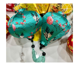 Linterna de Seda de Hoi An en Forma de Ajo, Color Verde Azulado, con Elegante Diseño de Flor de Grulla, Lámpara Colgante Impermeable, Precio Económico - Product Image 1