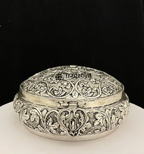 Boîte de rangement en métal moderne, accessoire de décoration haut de gamme pour la maison par Tradebyd - Product Image 2