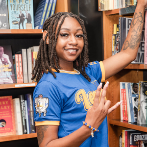 Camiseta Legacy de la Hermandad Sigma Gamma Rho, Azul, para Mujer, con Estampado Gráfico, Manga Corta, Cuello Redondo, Letras Griegas, Estilo Casual, Personalizada - Product Image 5