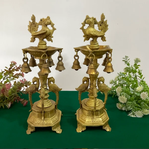 Lampe à huile en laiton antique lourd en forme de paon avec clochettes suspendues pour mandir domestique, disponible à prix de gros. - Product Image 4