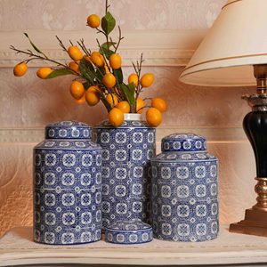 Jarra Decorativa Pequeña Chelsea House, Diseño Hoja de Jengibre, Azul y Blanco - Product Image 2