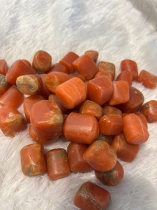 Pierre de calcite orange véritable, polie et lustrée, aux tons ambrés chauds, aux contours arrondis, pour collections de minéraux et décoration. - Product Image 1