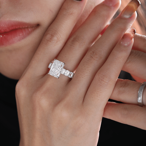 แหวนเพชรแล็บทรงเรเดียนท์คัท 4 กะรัต พร้อมใบรับรอง IGI ตัวเรือนทองคำขาว 14K สำหรับผู้หญิง ดีไซน์หรูหราทรงมรกตประดับเพชรแบบพาเว่ วงแหวนแบบซ่อนรูปวงกลม - Product Image 3