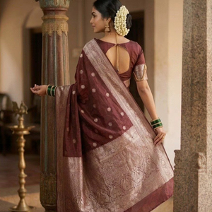 Sari indien ethnique de luxe en soie de litchi douce, imprimé feuille d'or, avec chemisier à motif quadrillé contrastant, pour mariage traditionnel et style Antra, idéal pour l'hiver et le soleil. - Product Image 1