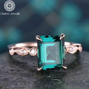 Bague de fiançailles Charm_Jewells pour femme en moissanite taille émeraude, monture à griffes en or 18 carats, design géométrique classique - Product Image 6