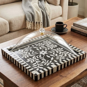 Plateau carré en résine noire et blanche avec incrustation florale et dôme en verre - Product Image 1