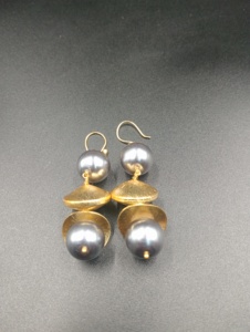 Boucles d'oreilles pendantes vintage en laiton plaqué or Amaira Jewels, imitation perle en forme de boule, serti clos, bijoux de fête pour femmes, pour les Hindous - Product Image 3