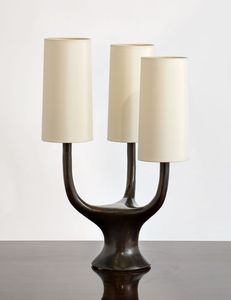 Lampe de table moderne en métal Nyxora Atelier, abat-jour en tissu beige, base géométrique, design du milieu du siècle, fabrication artisanale, auto-adhésive, décoration intérieure - Product Image 2