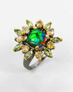 Bague de mariage en opale de feu naturelle plaquée rhodium, inspirée de la reine, mettant en valeur l'élégance royale, la lueur ardente et un design luxueux intemporel - Product Image 3