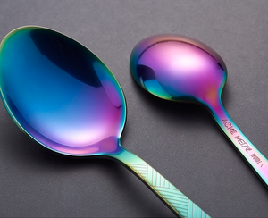 Juego de cubiertos holográficos Prism Rainbow con mangos grabados con efecto prisma en acero inoxidable para mesas de hotel, restaurantes y salones de catering. - Product Image 2