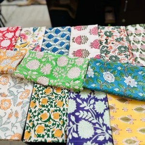Serviettes en coton doux imprimées à la main, réutilisables, pour la maison, la cuisine, la salle à manger, les fêtes. - Product Image 1
