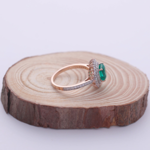 Anillo con Halo de Diamantes Verdes Cultivados en Laboratorio, Corte Cojín de 1.40CT, con Acento de Diamantes Redondos, en Plata de Ley 925 Sólida con Baño de Rodio - Product Image 6