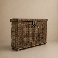 Coffre de rangement vintage en bois avec multiples compartiments, table basse et armoire avec ferrures métalliques pour chambre à coucher et salon de style farmhouse