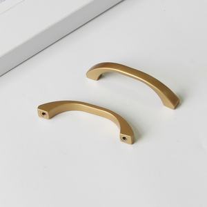 Precio de fábrica: Tirador de arco dorado de aleación de zinc para gabinetes, muebles de cocina, baño, tocador y armario, estilo moderno. - Product Image 1