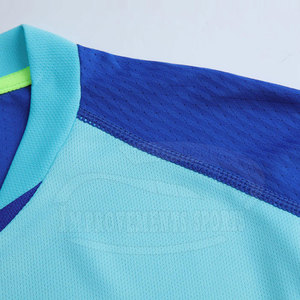 เสื้อฟุตบอลทำจากวัสดุที่ดีที่สุดเสื้อฟุตบอลสีและโลโก้ที่กำหนดเอง - Product Image 2