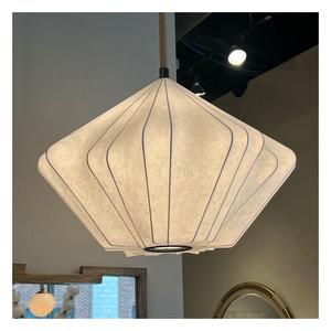 Lampe suspendue moderne en tissu plissé de style nordique, luminaire suspendu japonais Wabi-Sabi en forme de cocon, lanterne en soie en forme de diamant, lustre à vendre - Product Image 1