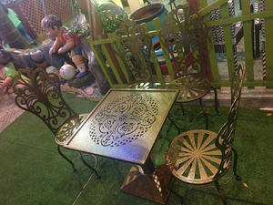 Ensemble de table et chaises en fer forgé décoratif, moderne, écologique et lavable pour jardin, patio, salon et salle à manger - Euro Iron Company - Product Image 4