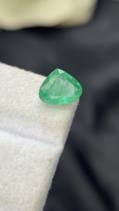 Émeraude naturelle zambienne certifiée, taille cœur, avec une bonne qualité de lustre, pierre précieuse en vrac pour la fabrication de bijoux, 1,36 carat. - Product Image 2