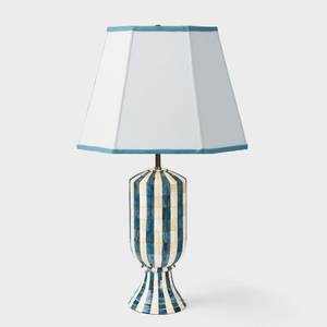 Lampe de table en os incrusté de style designer avec détails artistiques faits à la main pour l'aménagement intérieur de maisons de luxe et la décoration de chambres. - Product Image 3