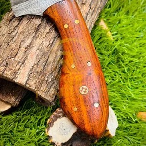 Couteau de chasse artisanal en acier Damas, manche en bois naturel, couteau à dépecer pour usage extérieur - Product Image 5