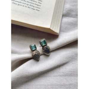 Pendientes de Botón Meera Jaipur Yami Fashion, Plateados con Diseño Elegante para Mujer - Product Image 3