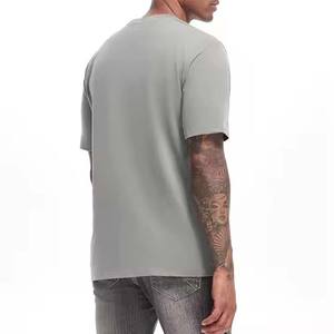 Camiseta Deportiva Personalizada para Hombre de Alta Calidad, Cuello Redondo y Manga Corta, Impresión en Serigrafía sobre Tela de Punto - Product Image 3