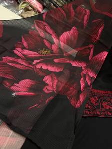 Elegante Conjunto de Traje de Tres Piezas de Seda Romana con Bordado Elaborado y Estampado Digital, Dupatta de Seda Teby, Atuendo Completamente Cosido - Product Image 3