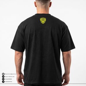 Camiseta negra de manga corta para hombre con estampado de letras en la parte delantera, cuello redondo, estilo casual, ajuste regular, transpirable, unisex. - Product Image 2
