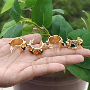 Boucles d'oreilles créoles uniques plaquées or 18 carats, légères, tendance, pour femmes, vente en gros, bijoux fantaisie minimalistes de luxe - Product Image 5