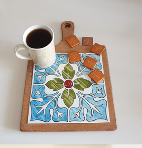 Serveur à boissons en bois teinté bleu turquoise avec base en carreaux marocains bleus. Disponible aux prix de gros. - Product Image 4