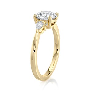 Anillo de Compromiso con Diamante Cultivado en Laboratorio de 5.50 Quilates, Corte Redondo, con Piedras Laterales en Forma de Pera, Oro Amarillo, Tres Piedras, Joyería Personalizada OEM - Product Image 2