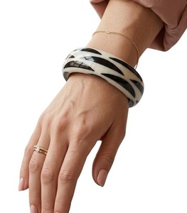 Accesorio de Moda Elegante para Mujer, Hecho a Mano con Resina Negra y Blanca de Primera Calidad - Product Image 5