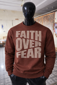 Sudadera de cuello redondo para hombre de alta calidad, color marrón, con estampado de letras con pedrería “FAITH OVER FEAR”, cómoda sudadera con capucha. - Product Image 6