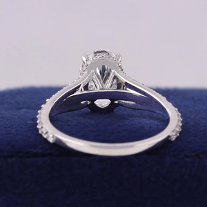 Anillo de Compromiso de Diamante con Corte Oval Platino y Banda Pavé, Estilo Clásico, Certificado IGI, para Mujer - Product Image 2